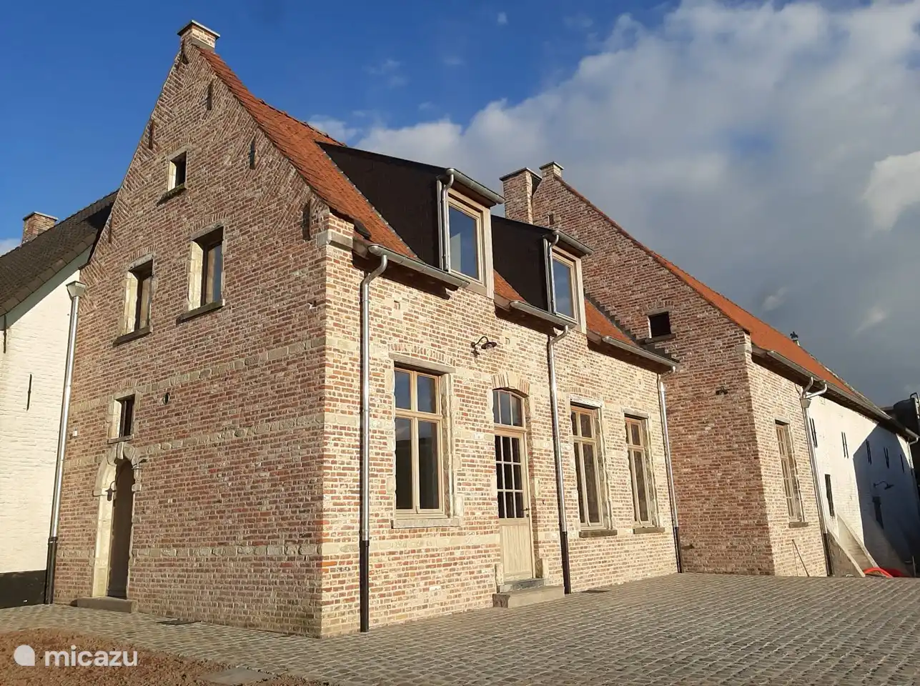 The country house is adjacent to the centuries-old barn built in 1773. You can also meet, eat, play, etc. in this barn.