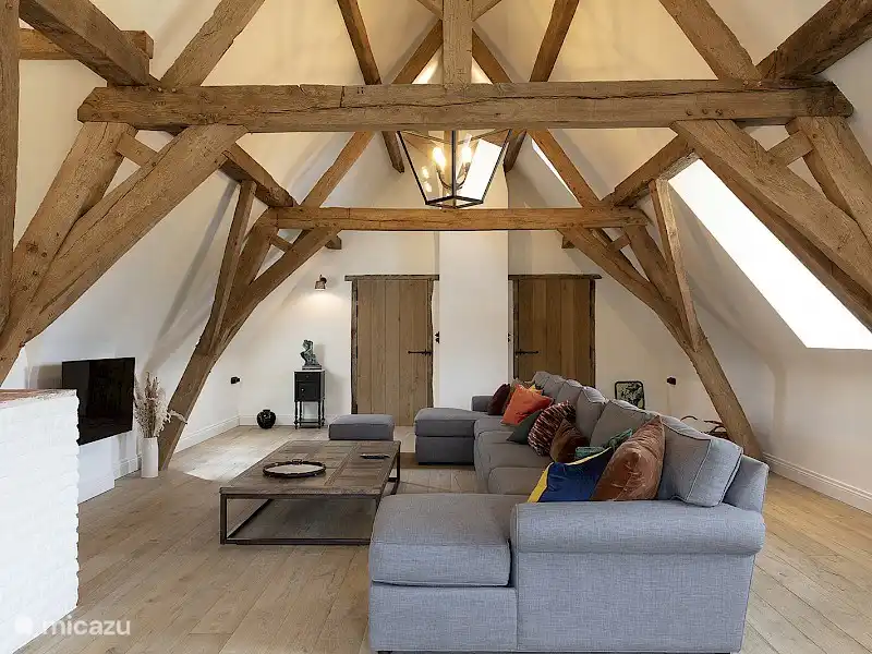 Lazing is certainly allowed in this spacious seating area. Under a centuries-old roof truss you are ready to dream away.