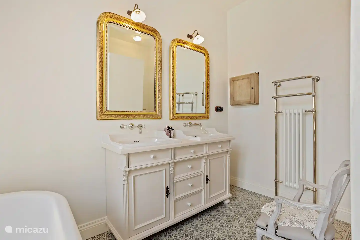 A claw-foot bath, gold mirrors like in a castle, a rain shower,... and all with exclusive rural and nostalgic sanitary facilities. Just come and enjoy...