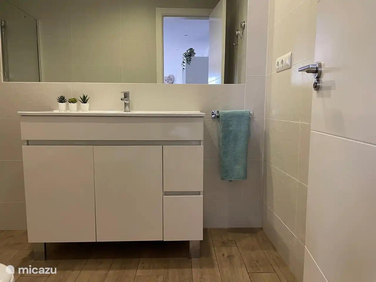 lavabo spacieux avec grand miroir