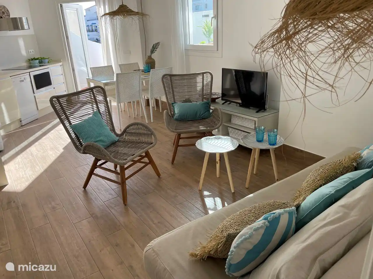 salon avec portes patio donnant sur la terrasse