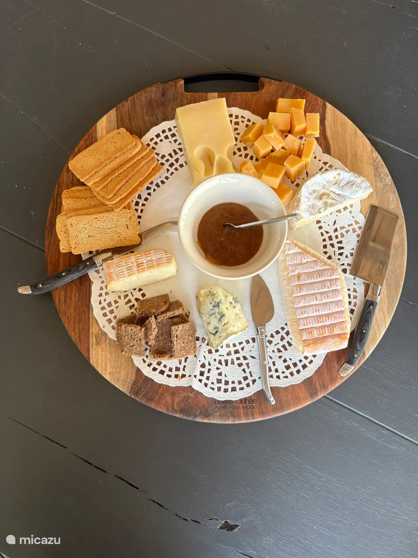 La France est connue pour son apéro, où nous offrons la possibilité d’acheter des snacks/déjeuners maison ainsi que des boissons fraîches.