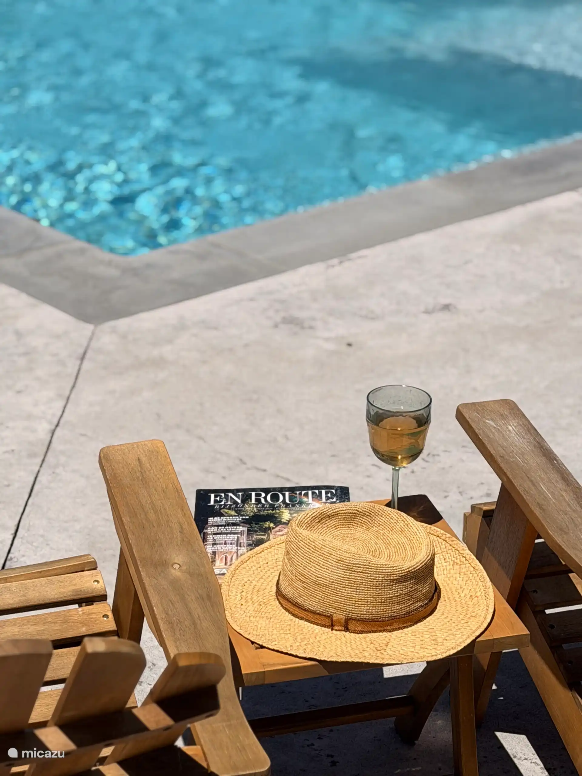 Un endroit charmant au bord de la mare salée pour lire un bon magazine ou un bon livre