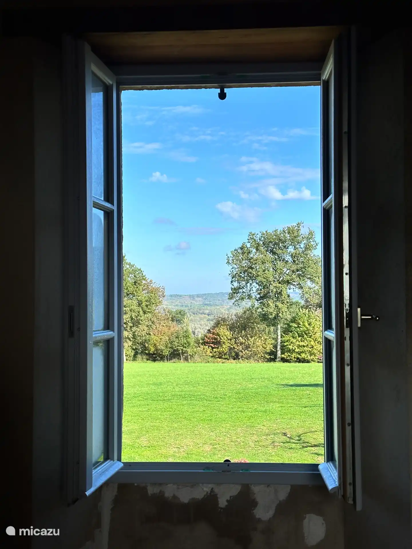 Vue depuis le diner. Espace salon et cuisine