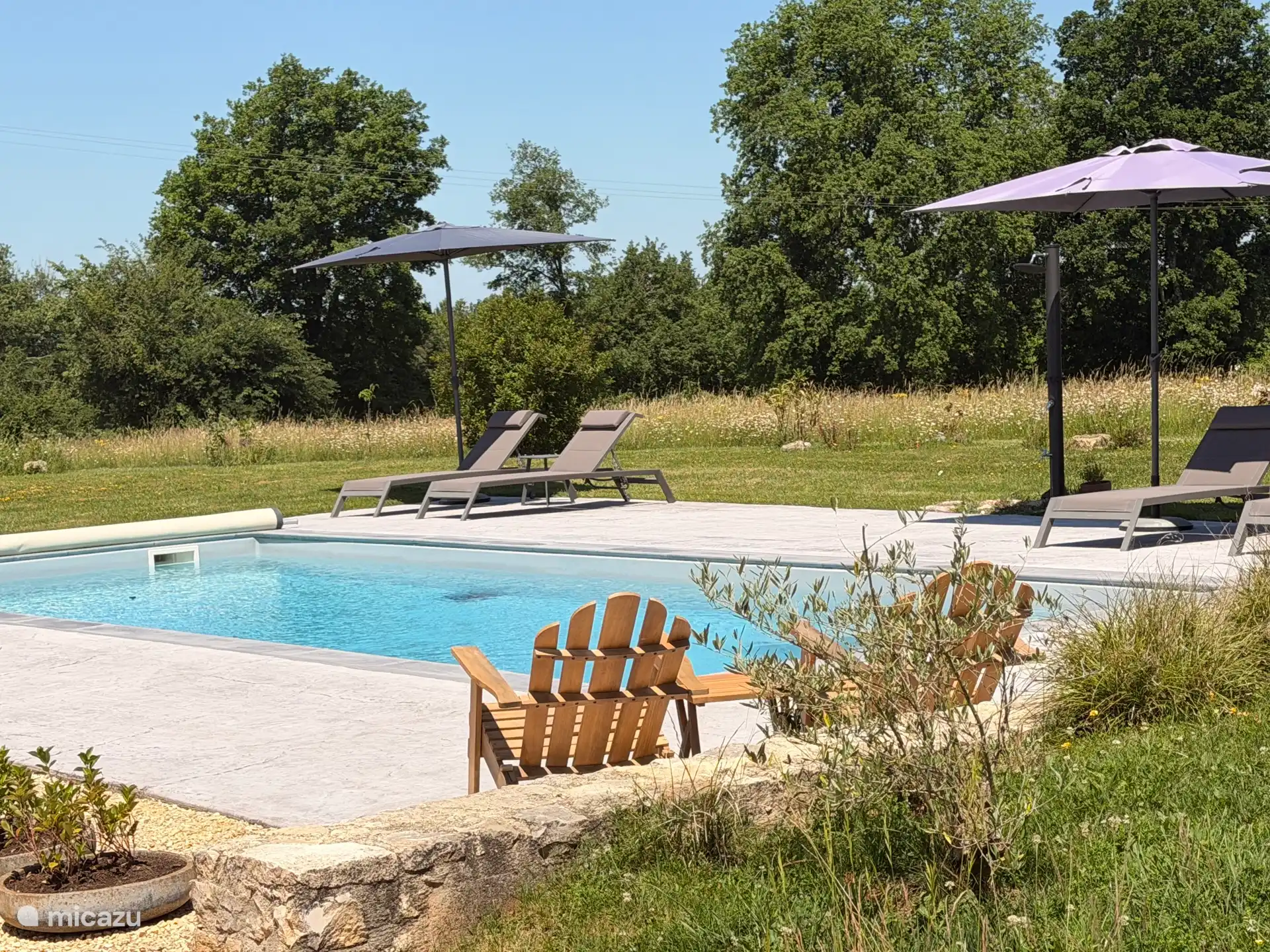 2 chaises en bois supplémentaires pour se détendre. Il y a aussi un bon wifi à la piscine salée