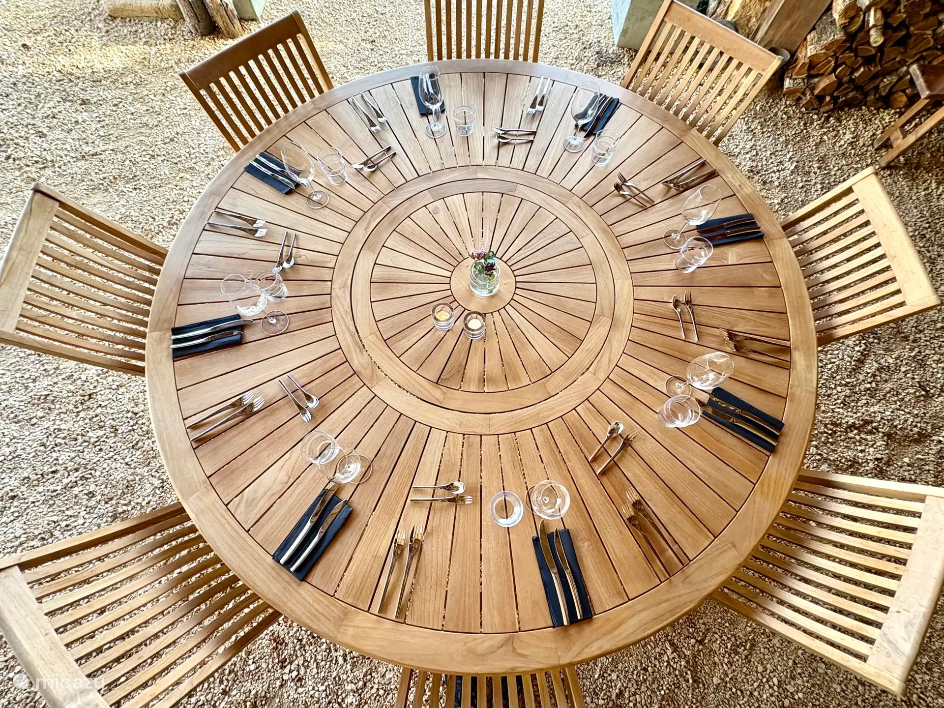 Nous proposons une table d’hôtes tous les lundis et un barbecue chaque mercredi. 