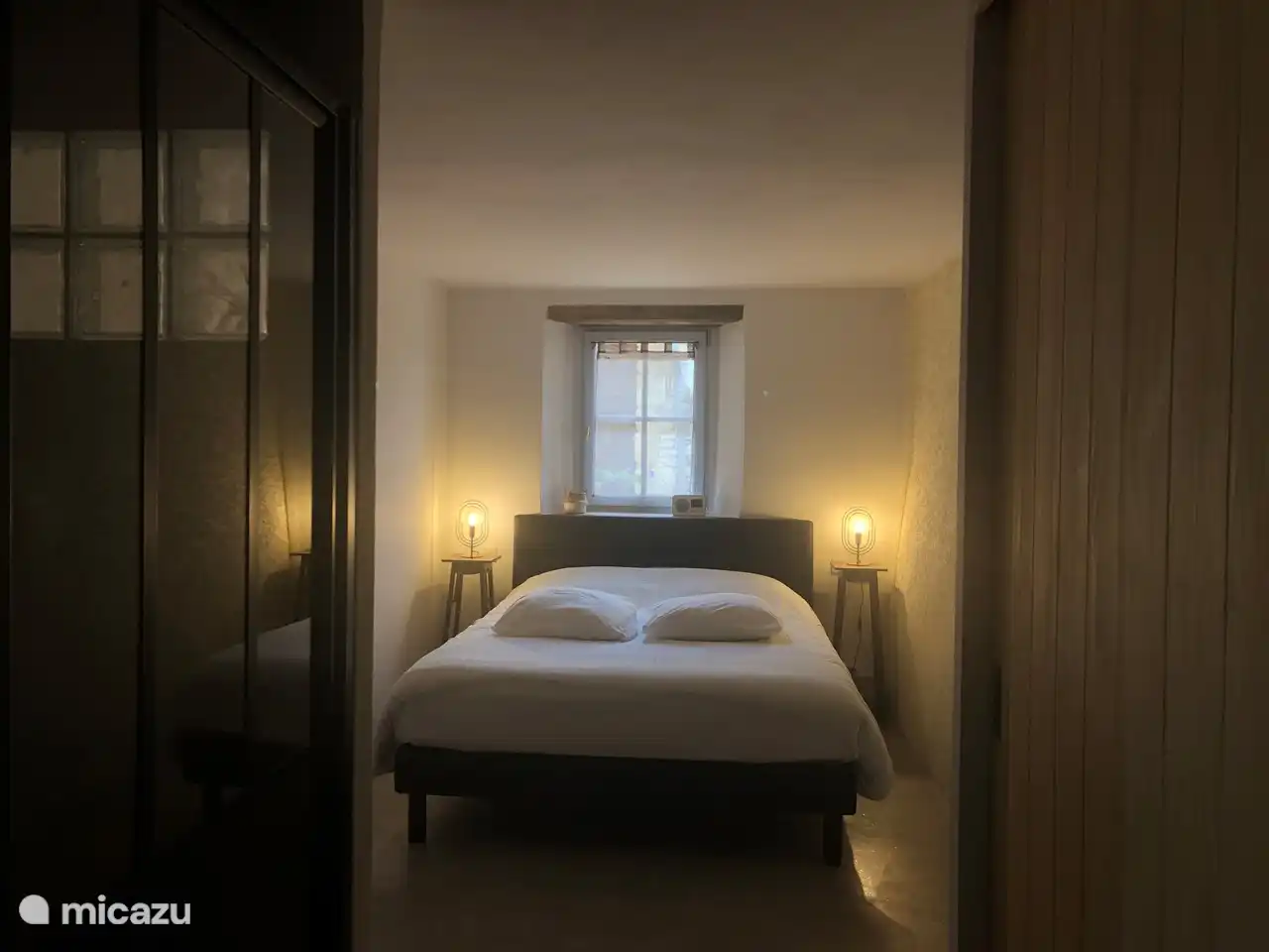 Spacious queen bed.
Room en pierre