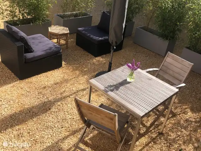 Chambre en pierre - gîte Monpazier en Francia, Lot y Garona, Blanquefort-sur-Briolance - casa rural / cabaña Amplia terraza privada.
Habitación en piedra