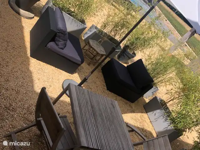 Chambre en pierre - gîte Monpazier en Francia, Lot y Garona, Blanquefort-sur-Briolance - casa rural / cabaña Amplia terraza privada al lado de la piscina.
Habitación en piedra