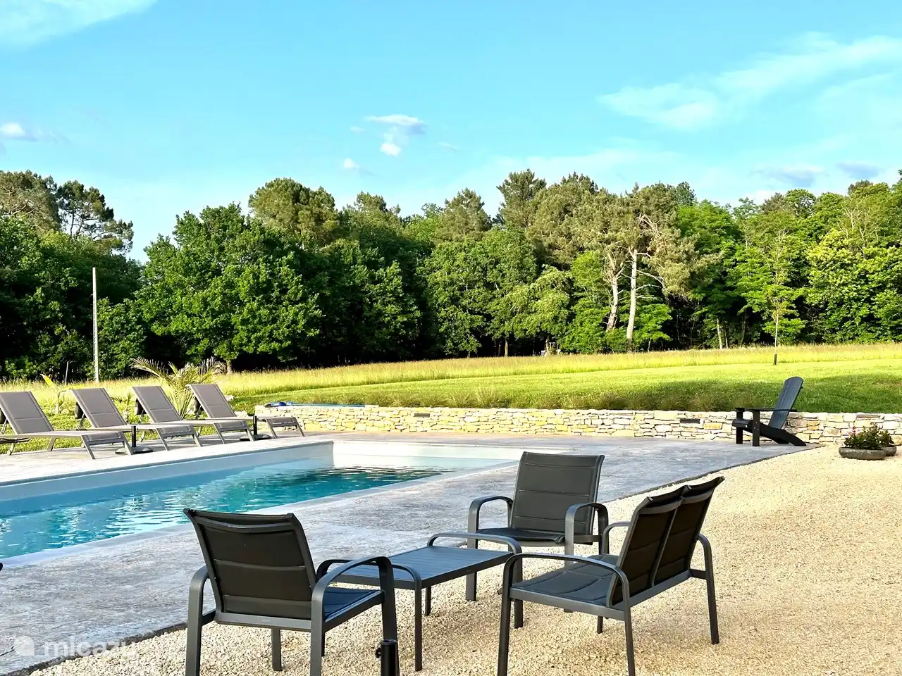 An extra seat at the saltwater swimming pool.
Room en pierre