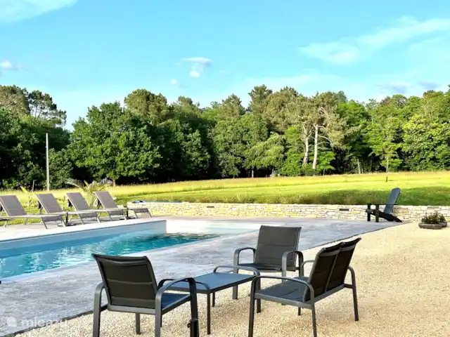 Chambre en pierre - gîte Monpazier en Francia, Lot y Garona, Blanquefort-sur-Briolance - casa rural / cabaña Un asiento extra en la piscina de agua salada.
Habitación en piedra