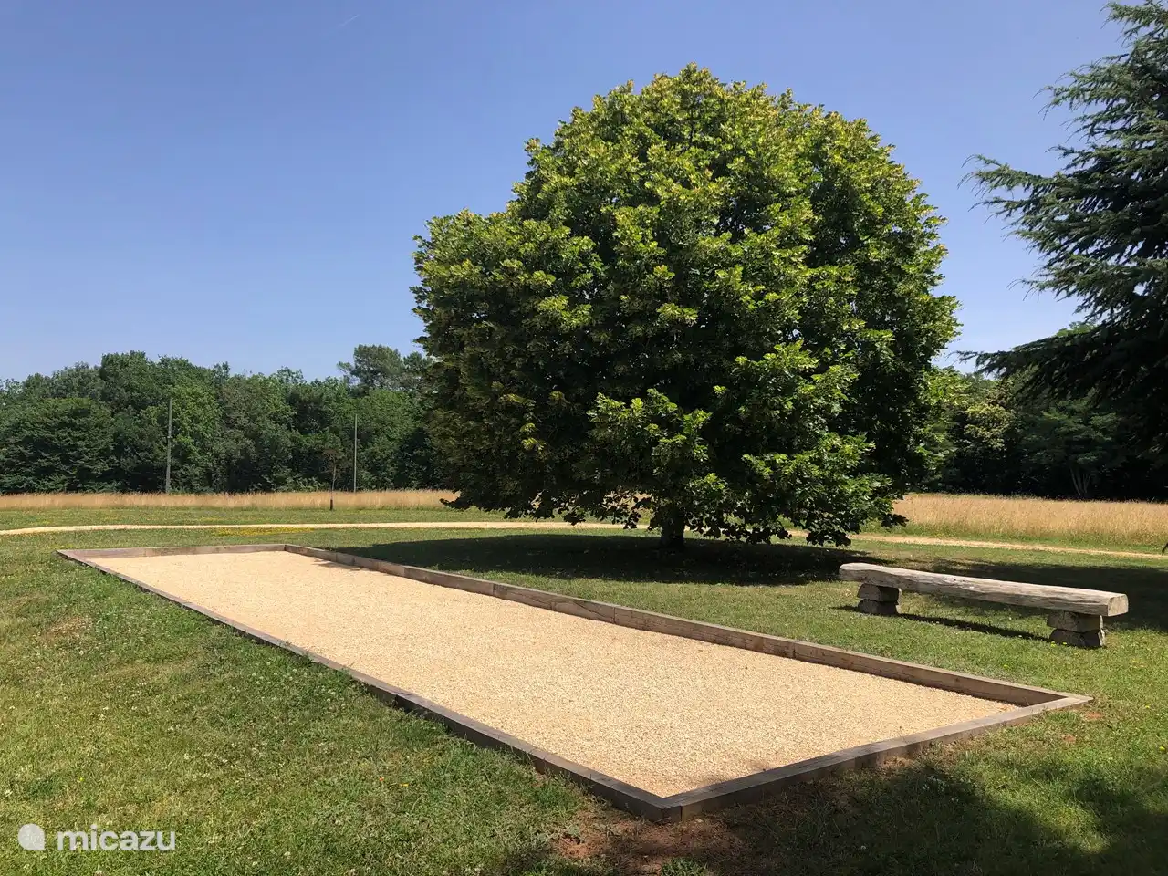 Petanque court / jeu de boules.
Room en pierre