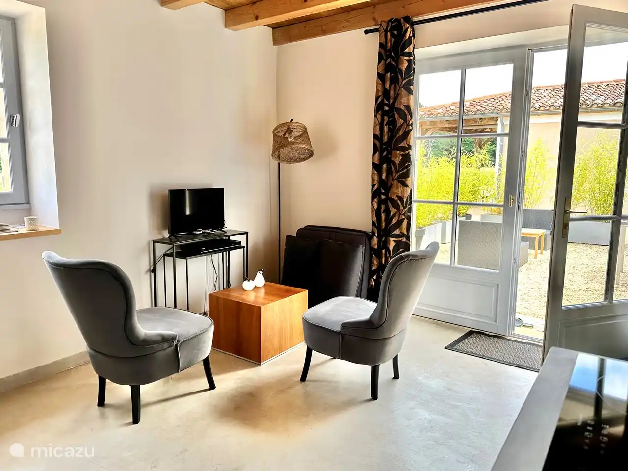 The living room and passage to your own terrace.
Room en pierre