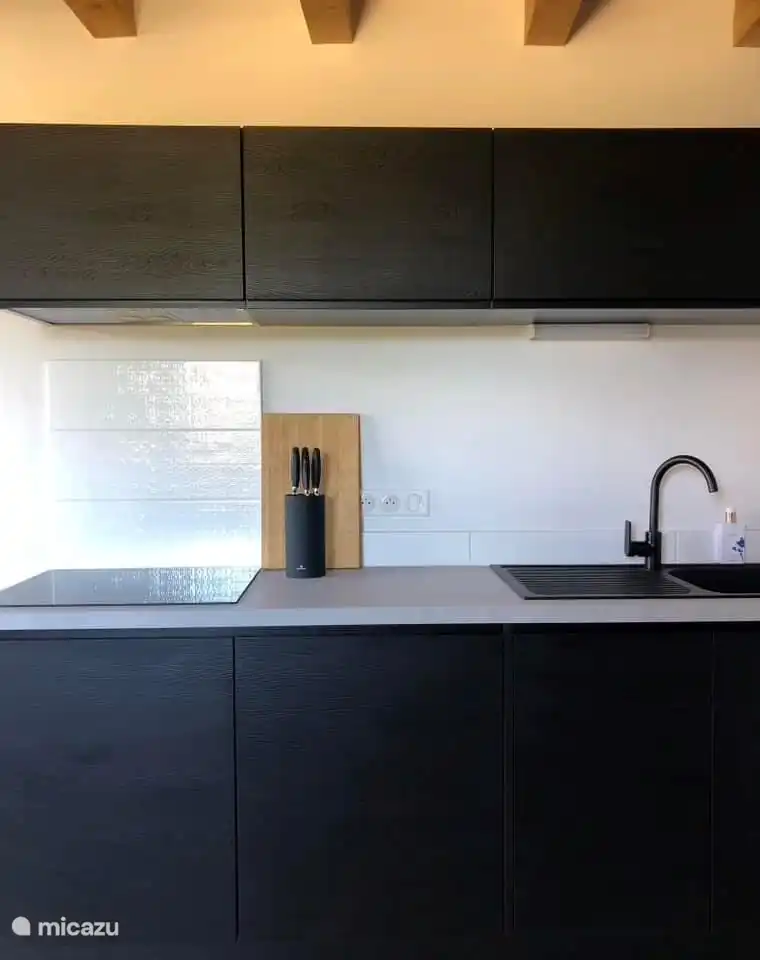 The kitchen is fully equipped.
Room en pierre