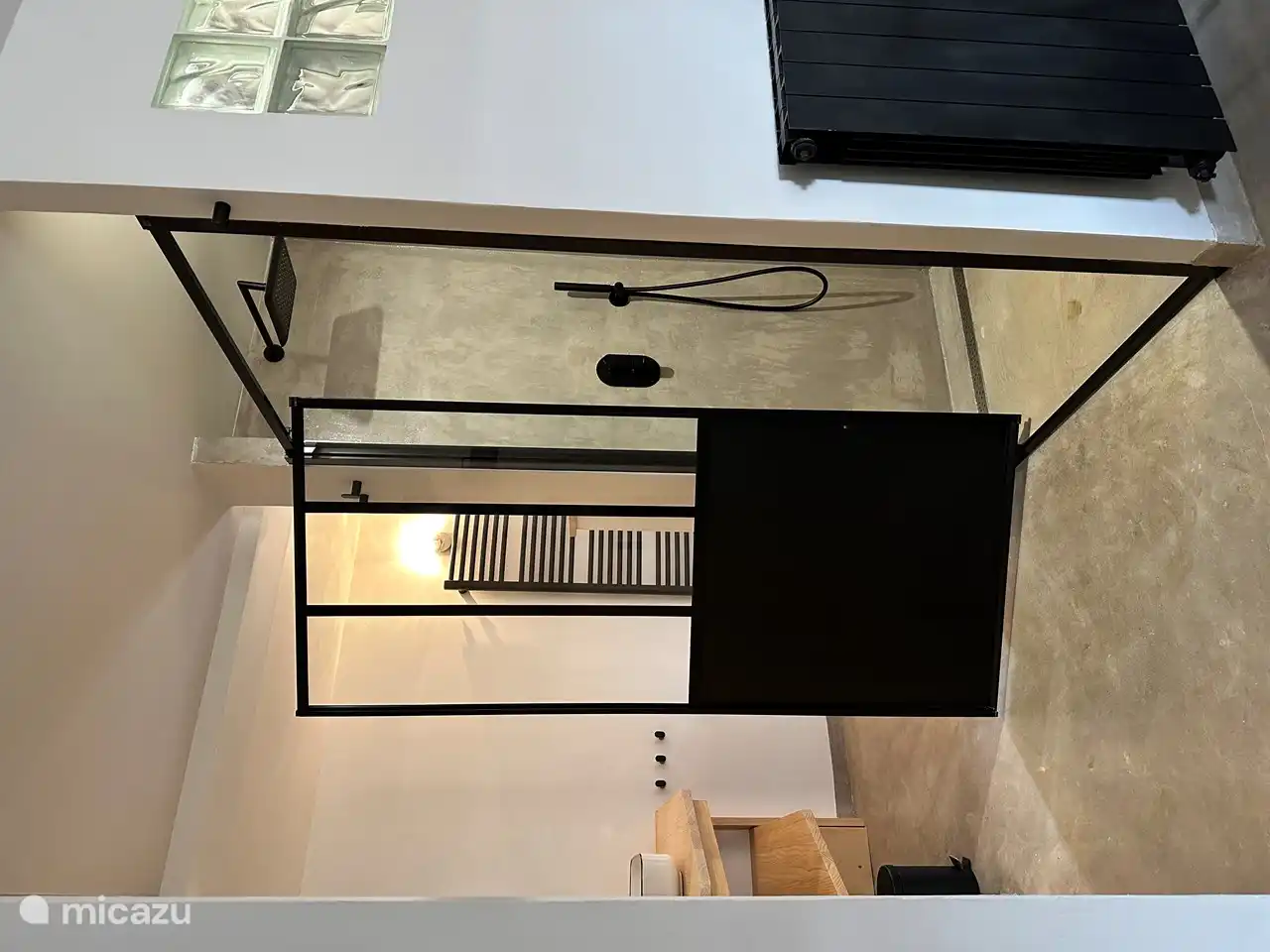 A spacious shower.
Room en pierre