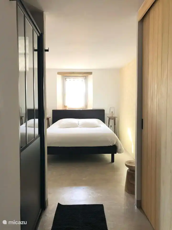 Spacious queen bed.
Room en pierre