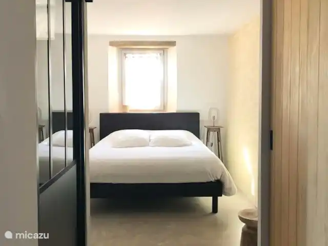 Chambre en pierre - gîte Monpazier en Francia, Lot y Garona, Blanquefort-sur-Briolance - casa rural / cabaña Amplia cama tamaño queen.
Habitación en piedra