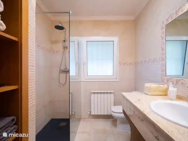 Villa Zara | Espagne, Costa Blanca, Moraira - villa Salle de bain spacieuse avec douche à l'italienne, WC et lavabo au 1er étage