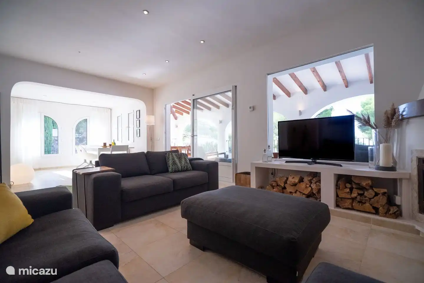 Wohnzimmer im 1. Stock mit Sofa, TV und Esstisch