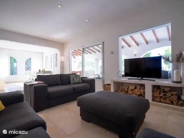Villa Zara | Espagne, Costa Blanca, Moraira - villa Séjour au 1er étage avec canapé, TV et table à manger