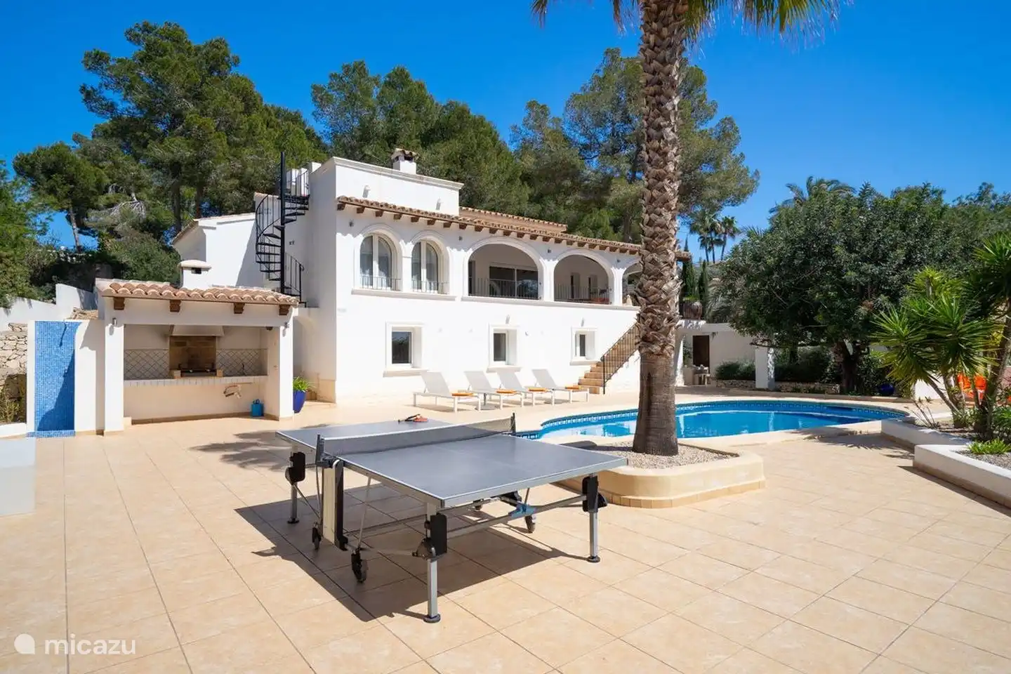 Tischtennisplatte auf der Terrasse rund um den Pool