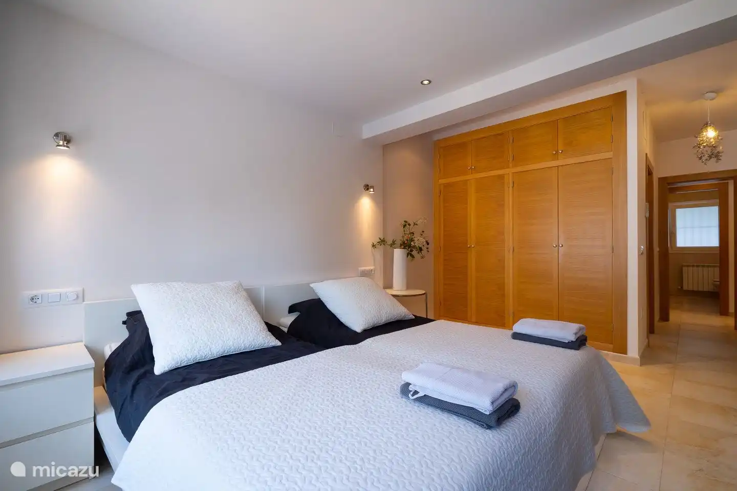 Schlafzimmer im 1. Stock mit geräumigem Bett und Einbauschränken