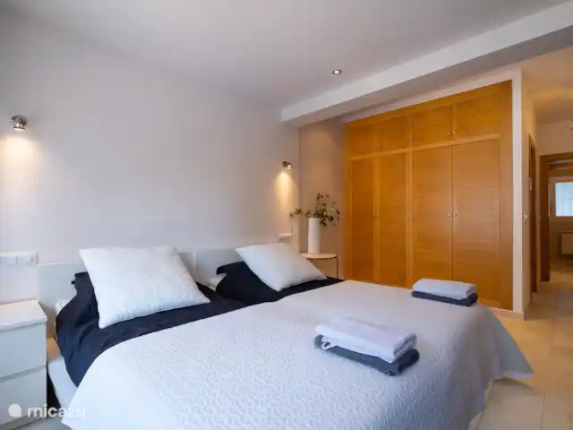 Villa Zara | Espagne, Costa Blanca, Moraira - villa Chambre au 1er étage avec lit spacieux et placards