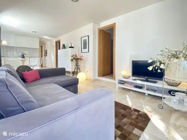 Villa Zara | Espagne, Costa Blanca, Moraira - villa Séjour au rez-de-chaussée avec canapé et TV. Table à manger adjacente à la cuisine
