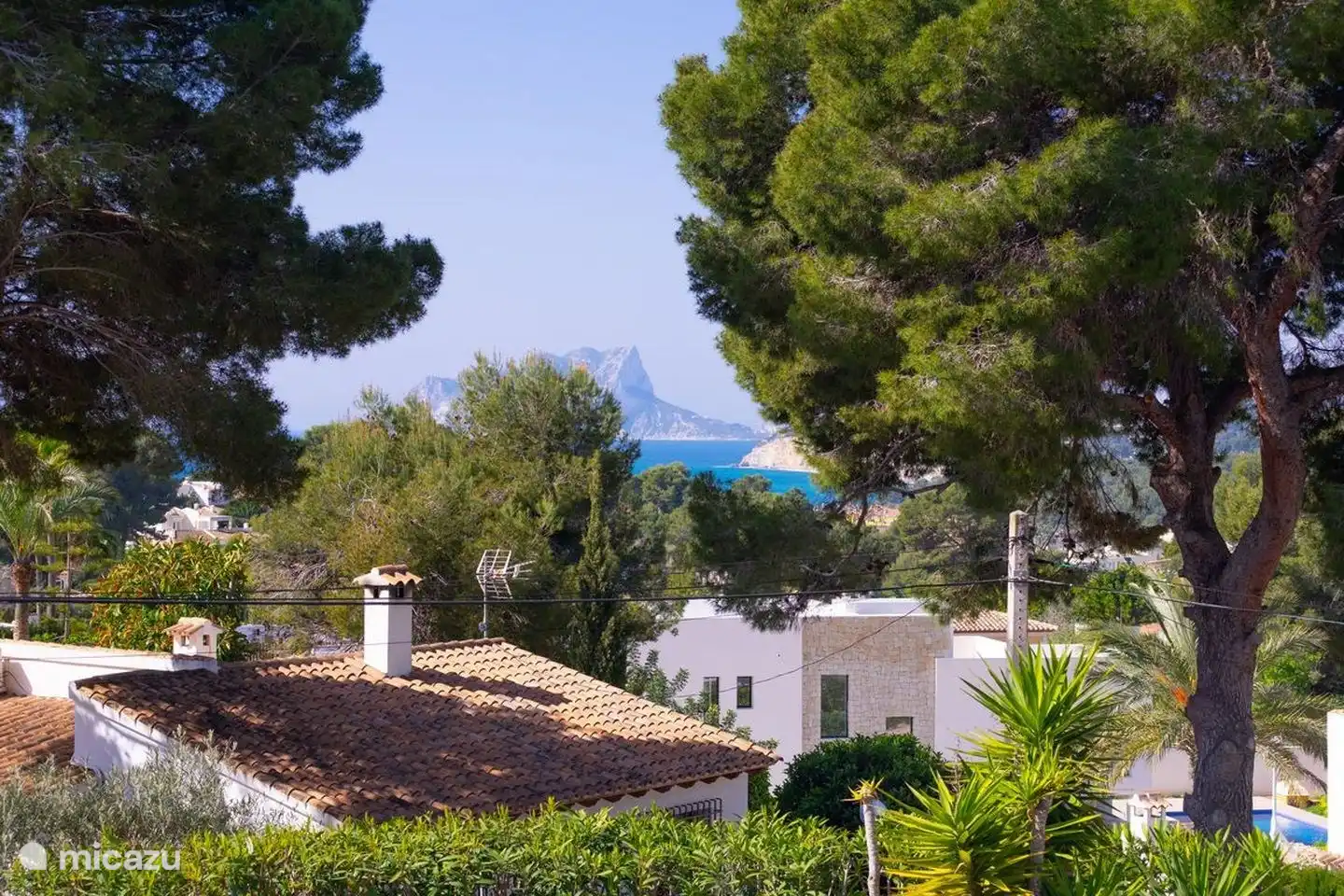 Blick von der Poolterrasse auf den Ifach-Berg in Calpe