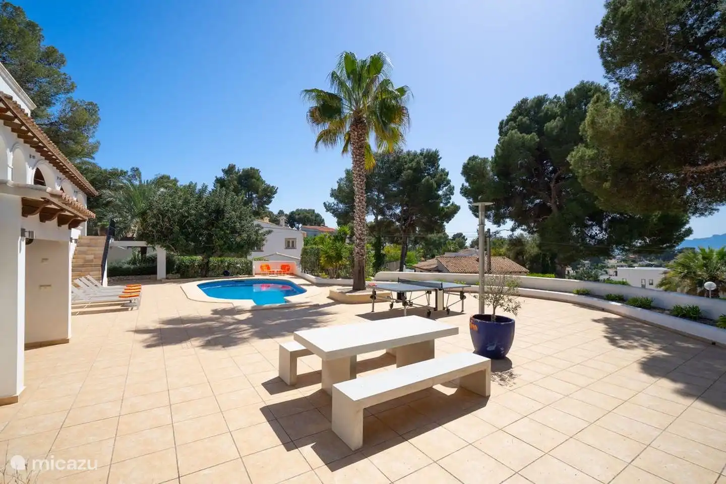 Sitzplätze zum Essen im Freien, zum Beispiel vom Grill hier