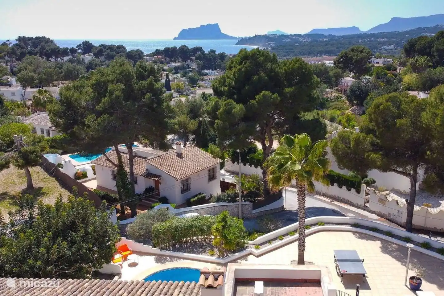 Liegt nur wenige Gehminuten (10 Minuten zu Fuß) vom Zentrum entfernt. Auch von der Terrasse hat man reichlich Meerblick