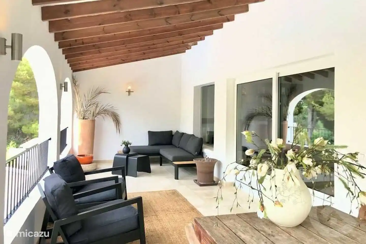 Überdachte Terrasse, angrenzend an das Wohnzimmer und Blick auf den Pool und die Terrasse