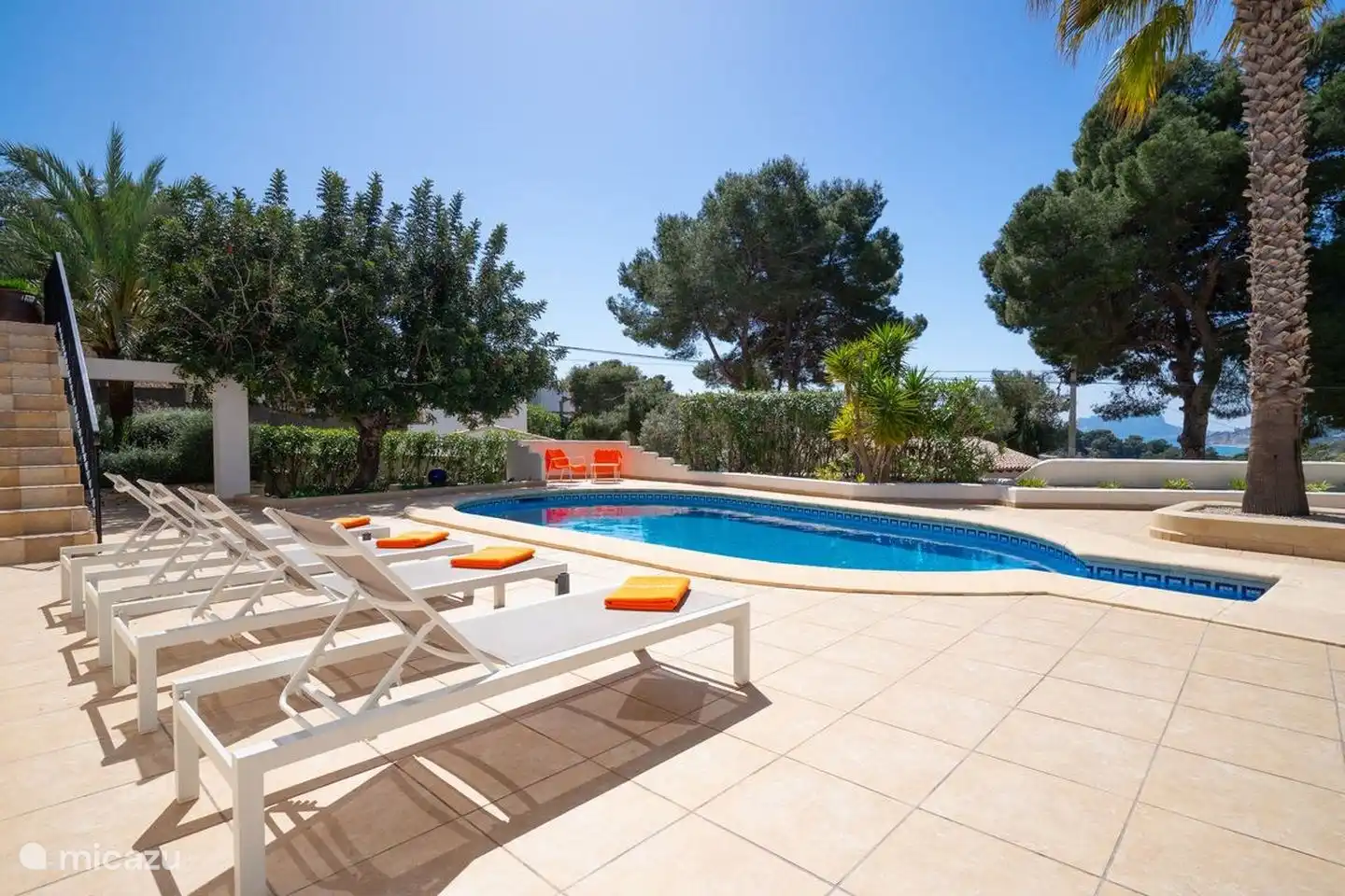 Sonnenliegen rund um den Pool, um die Sonne zu genießen