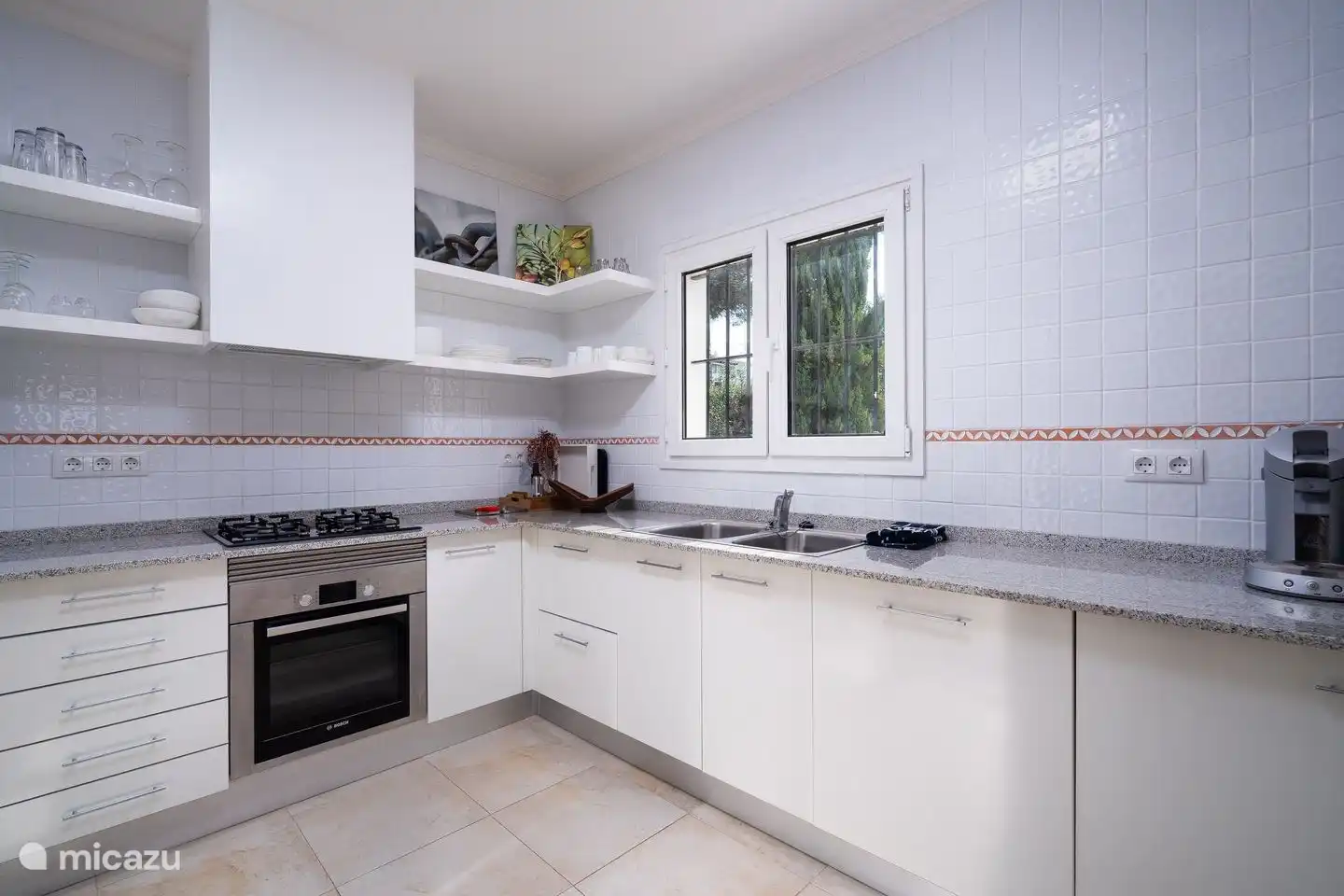 Geräumige und komplette Küche im 1. Stock mit allen Notwendigkeiten