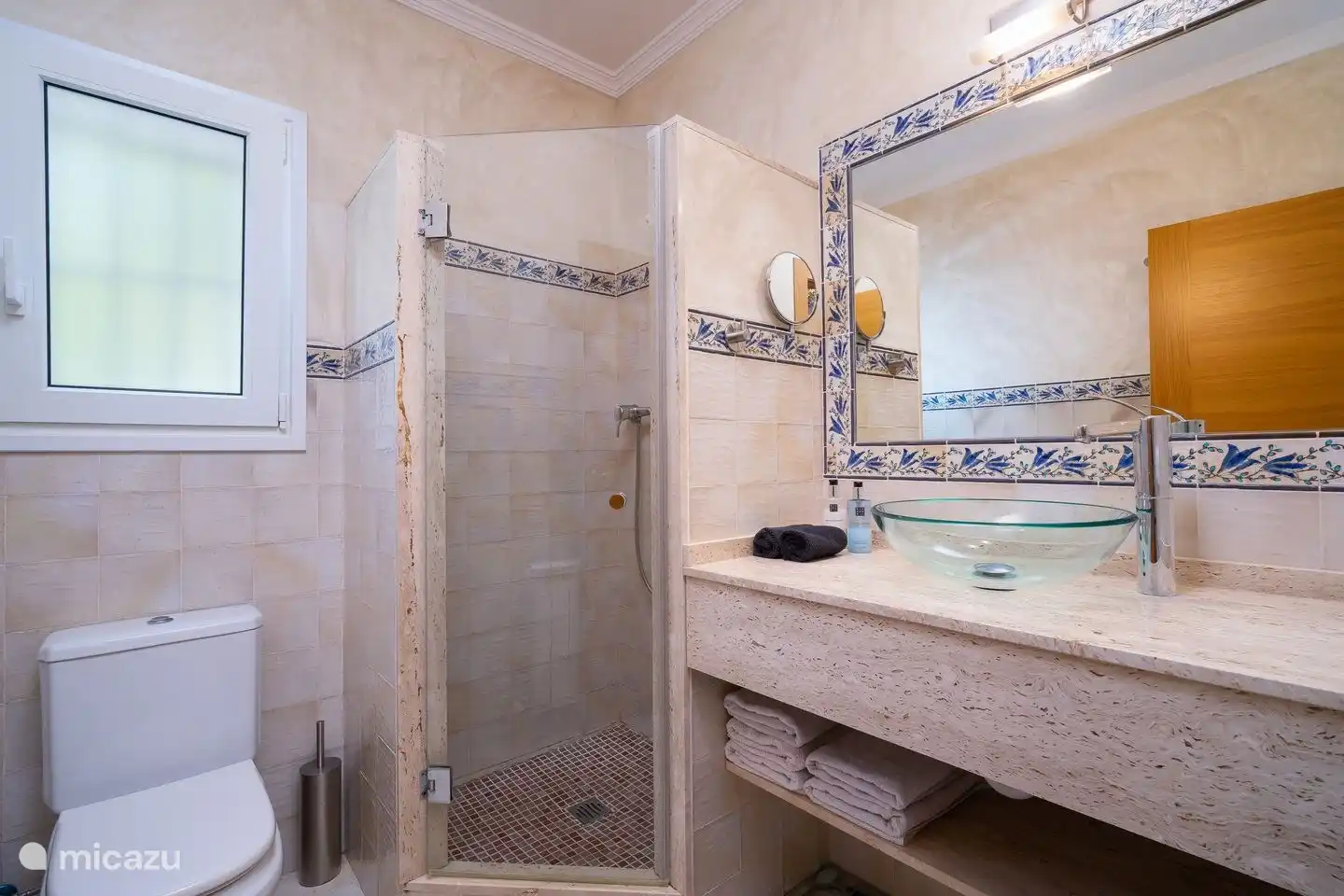 Badezimmer im 1. Stock mit Toilette, Waschbecken und Dusche