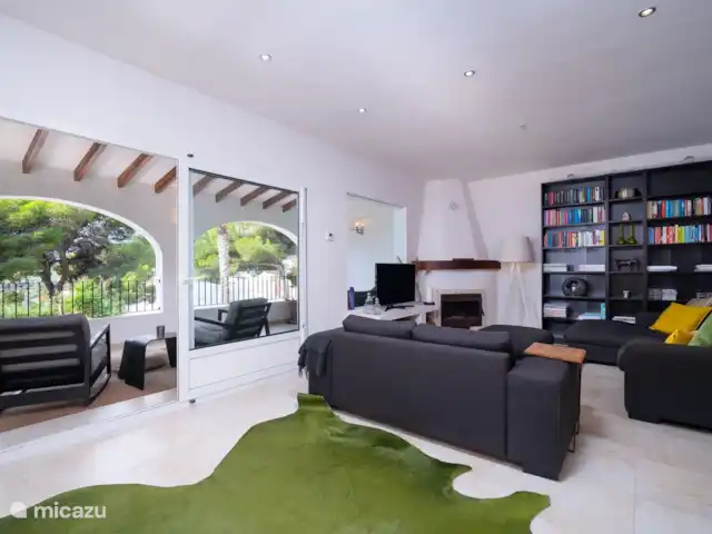 Villa Zara | Espagne, Costa Blanca, Moraira - villa Séjour au 1er étage, avec portes coulissantes avec accès terrasse couverte et vue sur la piscine