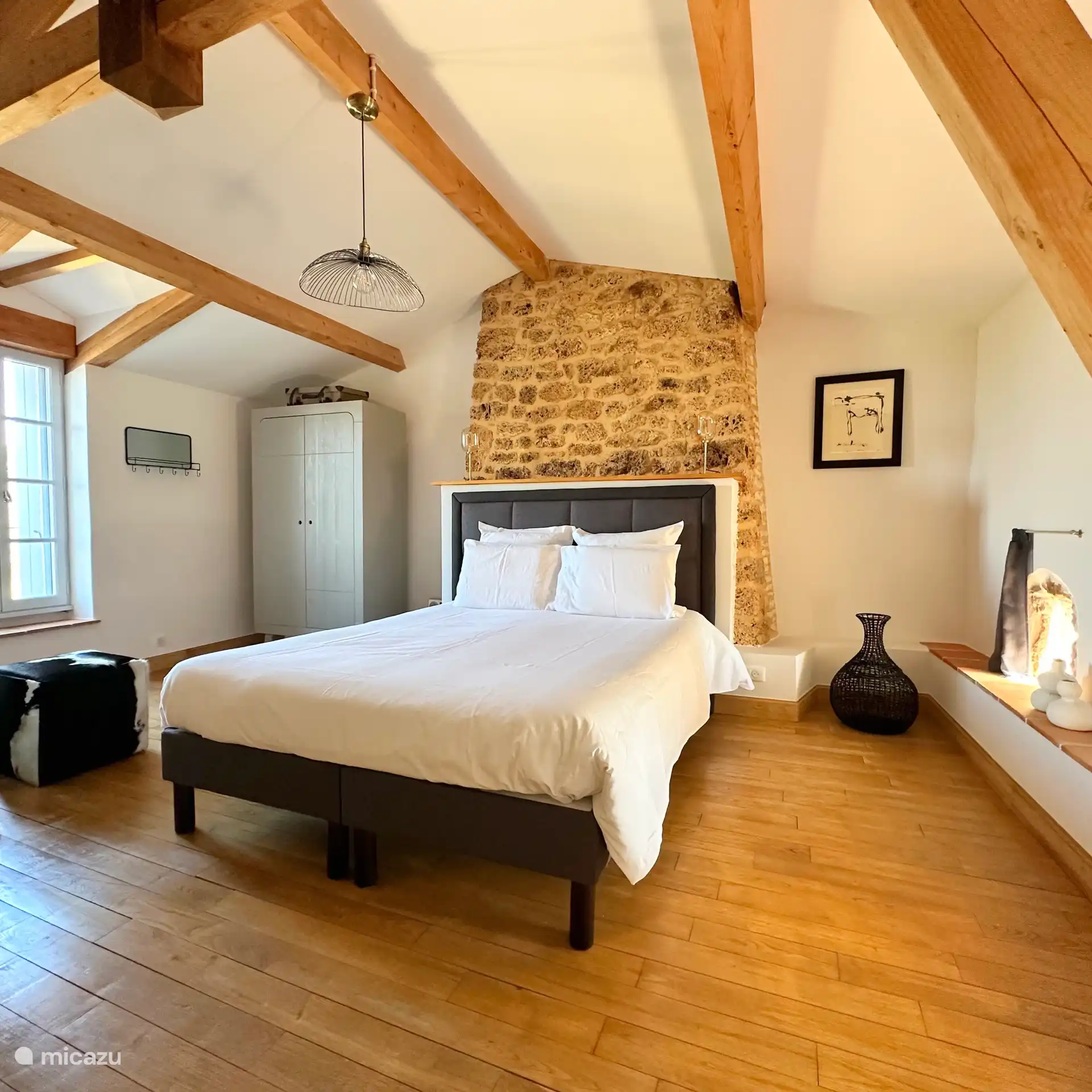 Slaapkamer 1 Antoon Heijboer kamer. Queens bed.