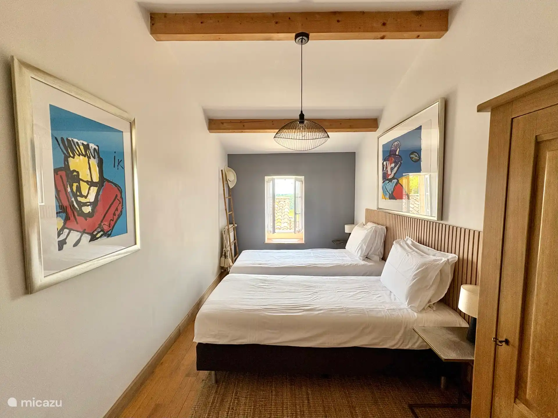 Slaapkamer 2 Herman Brood kamer. Mogelijkheid tot 1 Kings bed of 2 een persoons bedden