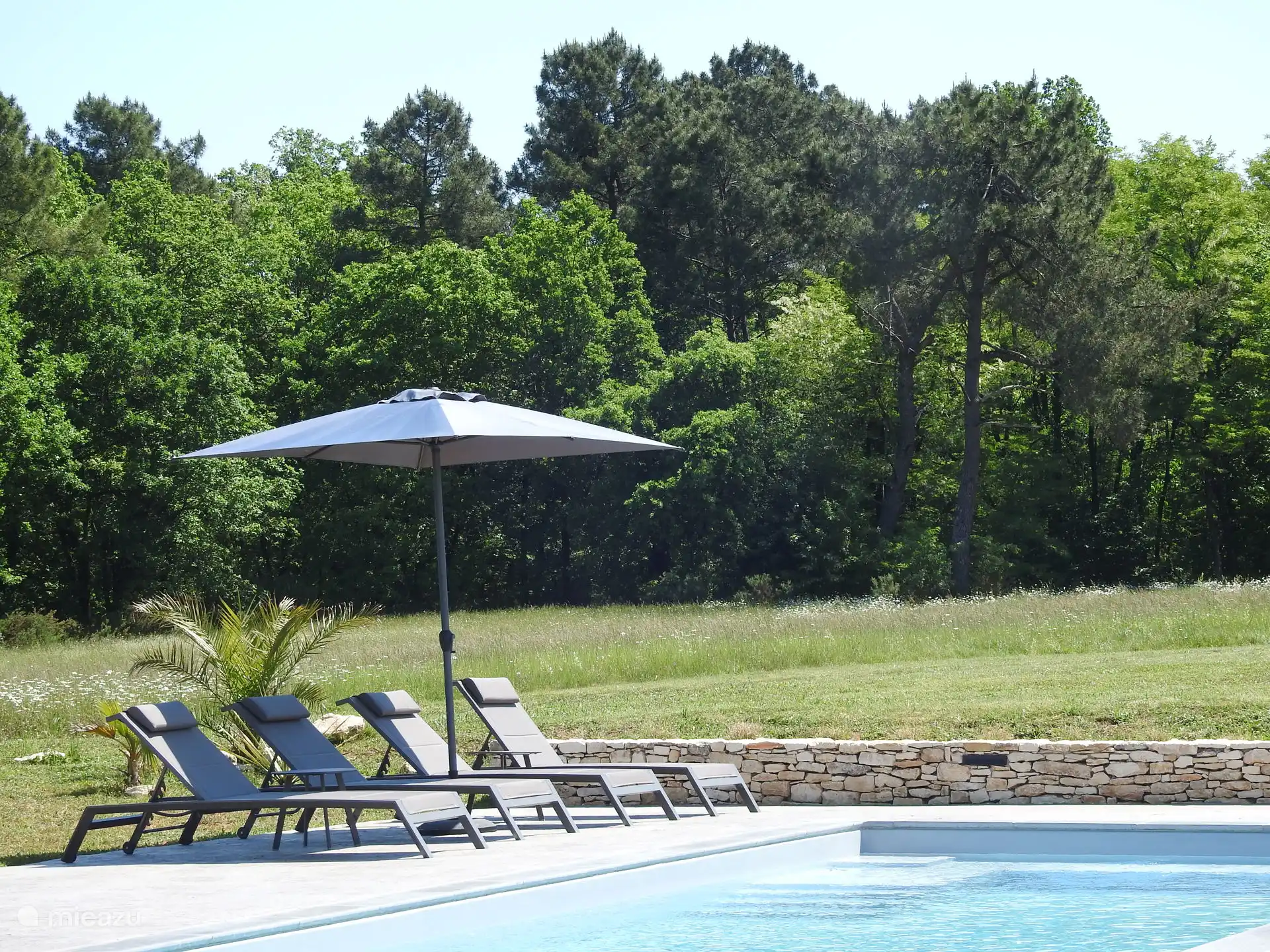 In alle rust aan het zoute zwembad