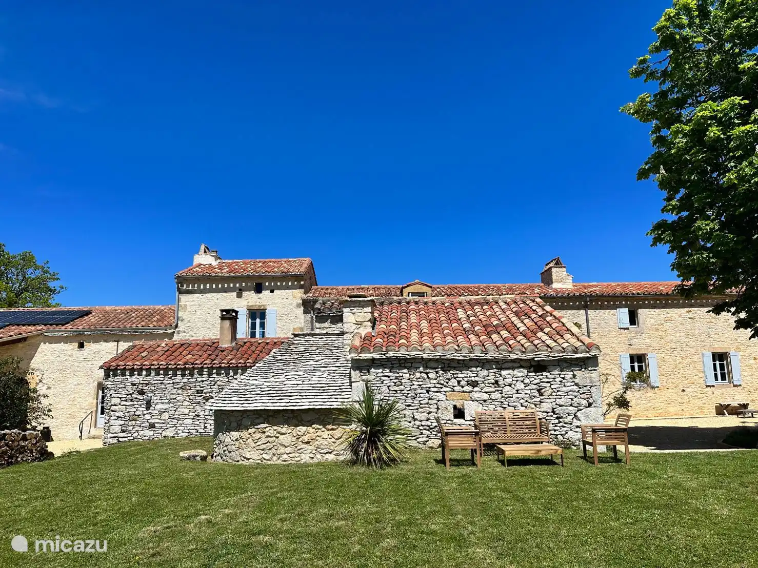 Bij Chambre en pierre draait alles om genieten in alle rust. De dikke natuurstenen muren, houten balken en het tijdloze karakter van de boerderij ademen geschiedenis. 