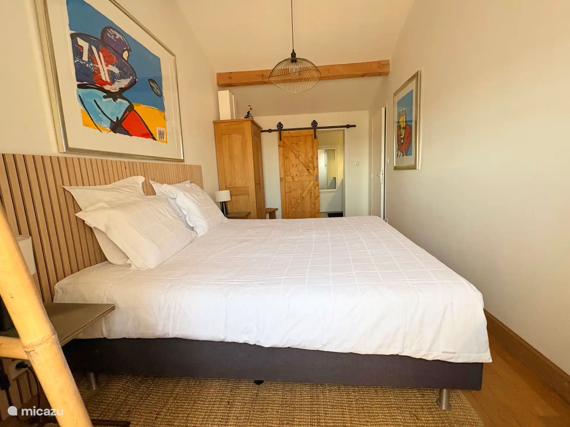 Slaapkamer 2 Herman Brood kamer. Mogelijkheid tot 1 Kings bed of 2 een persoons bedden