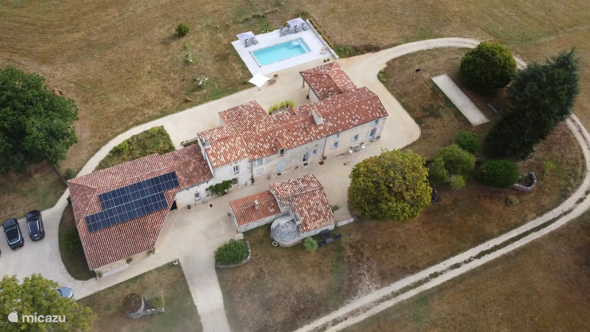 Onze sfeervolle authentieke elegante Herenboerderij (1665) Chambre en pierre, met een vier sterren classificatie, gelegen bovenop een heuvel in de Lot-et-Garonne, op de grens van de Lot en de Dordogne