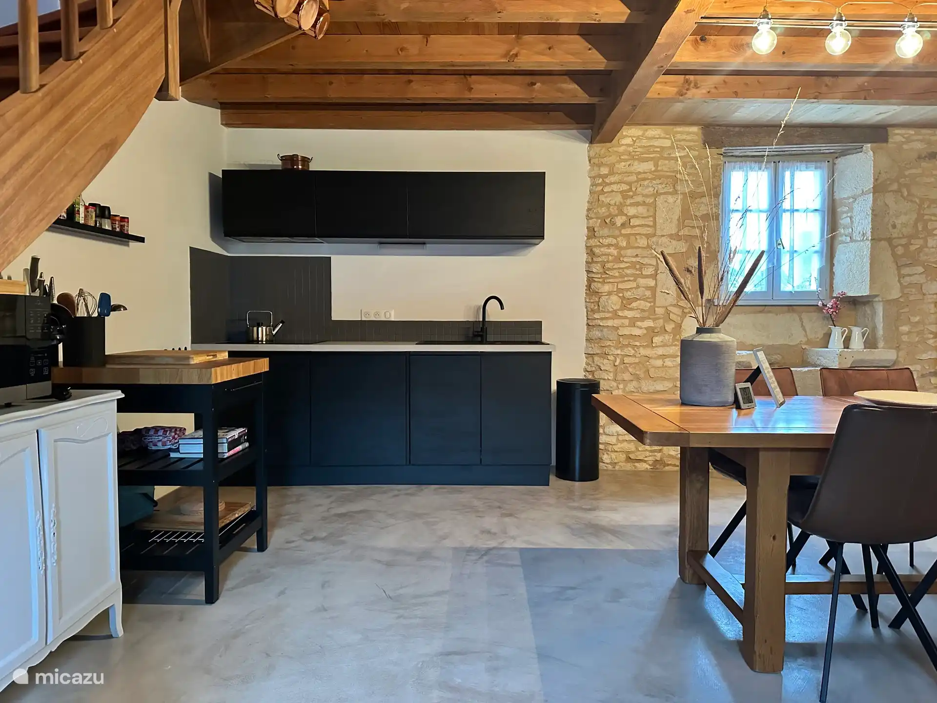 Keuken en van alle gemakken voorzien oa vaatwasser combi magnetron en oven, koelkast