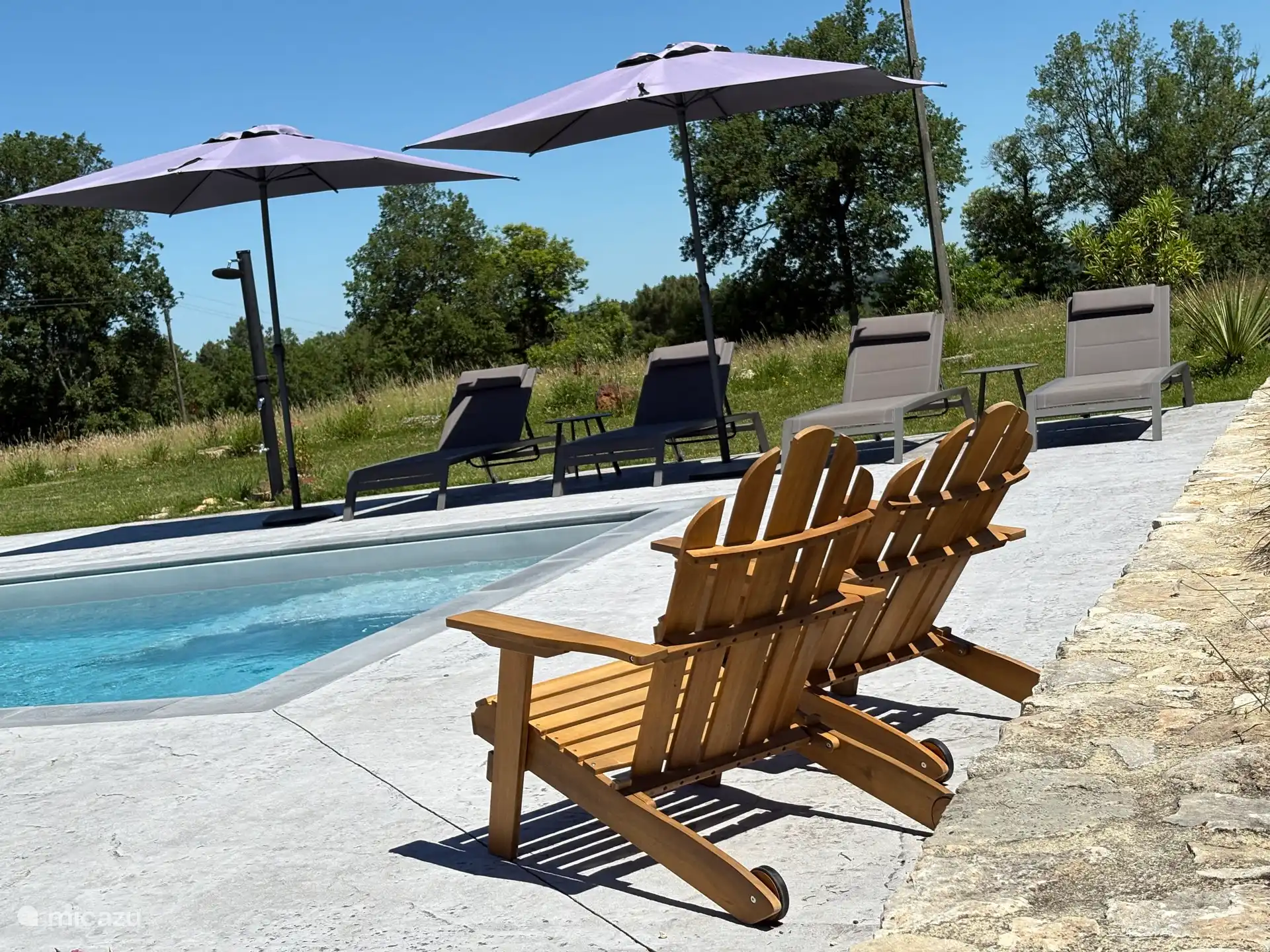 Houten relax stoelen bij het zoute zwembad