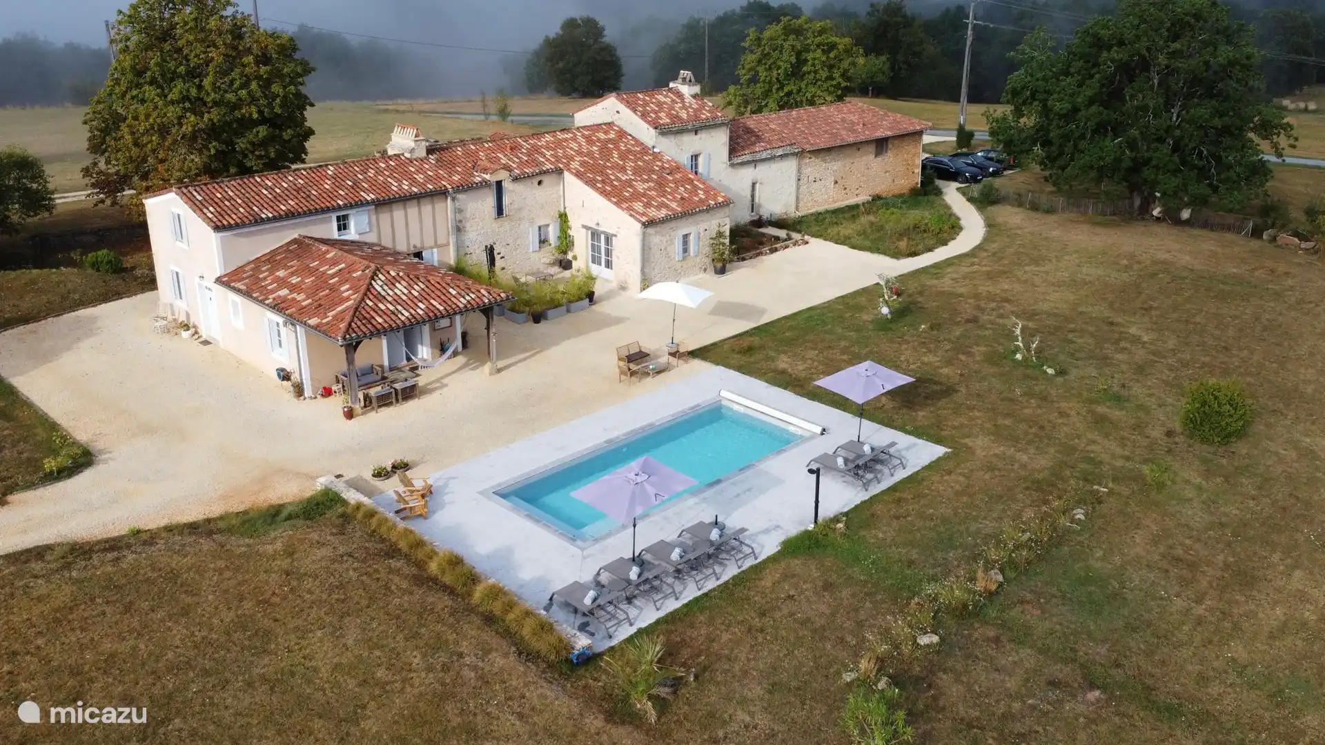 Onze sfeervolle authentieke elegante Herenboerderij (1665) Chambre en pierre, met een vier sterren classificatie, gelegen bovenop een heuvel in de Lot-et-Garonne, op de grens van de Lot en de Dordogne
