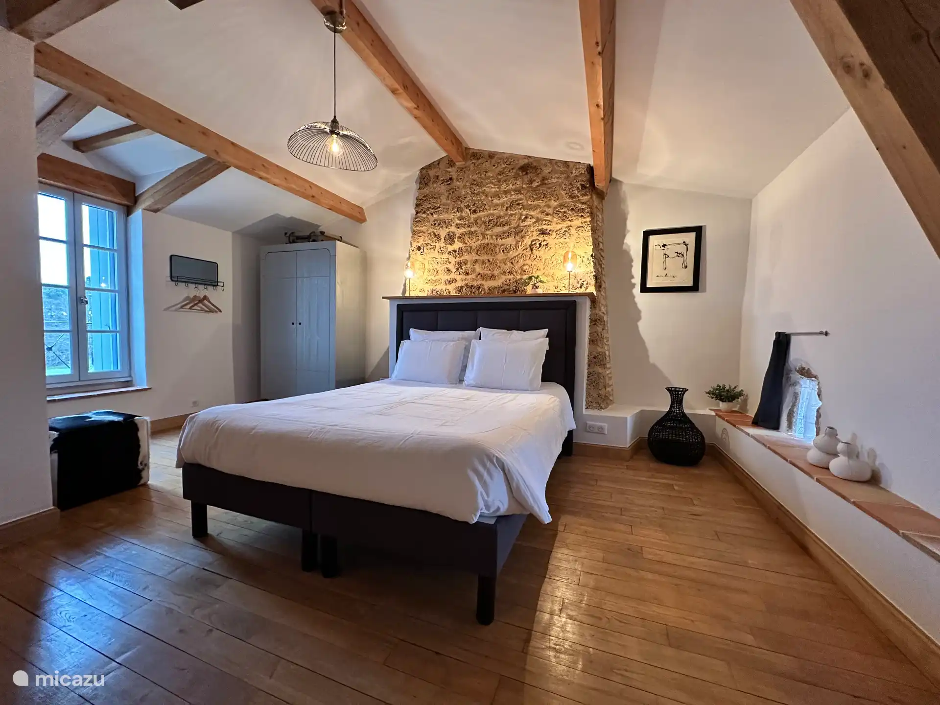 Slaapkamer 1 Antoon Heijboer kamer. Queens bed.