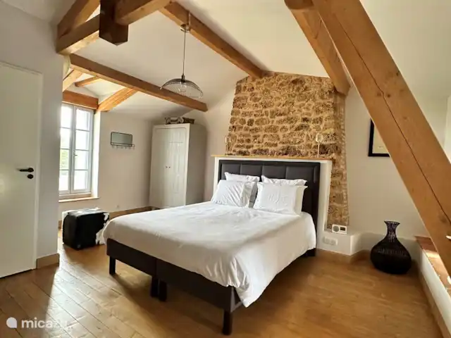 Chambre en pierre - gîte Villeréal | France, Lot-et-Garonne, Blanquefort-sur-Briolance - gîte / cottage Chambre double 'Anton Heyboer' avec toilettes privées.
Chambre en pierre