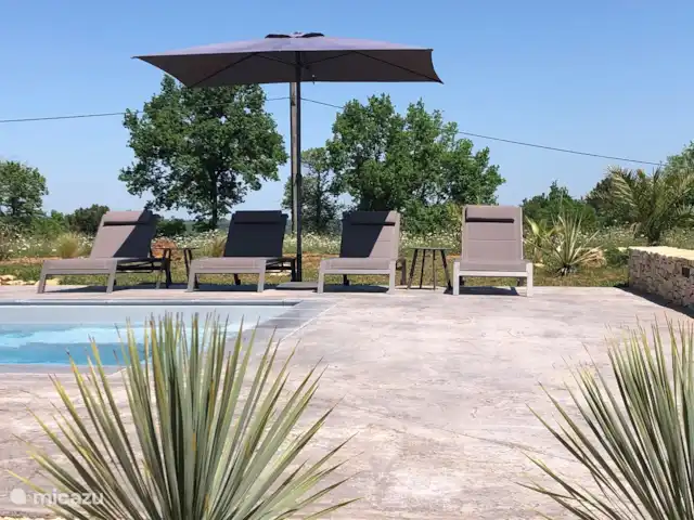 Chambre en pierre - gîte Villeréal | France, Lot-et-Garonne, Blanquefort-sur-Briolance - gîte / cottage Piscine d'eau salée avec de larges chaises longues.
Chambre en pierre