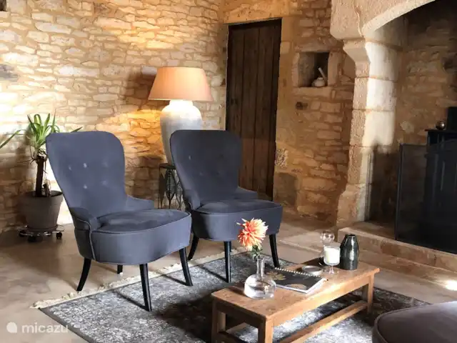 Chambre en pierre - gîte Villeréal | France, Lot-et-Garonne, Blanquefort-sur-Briolance - gîte / cottage Coin salon autour du poêle à bois.
Chambre en pierre