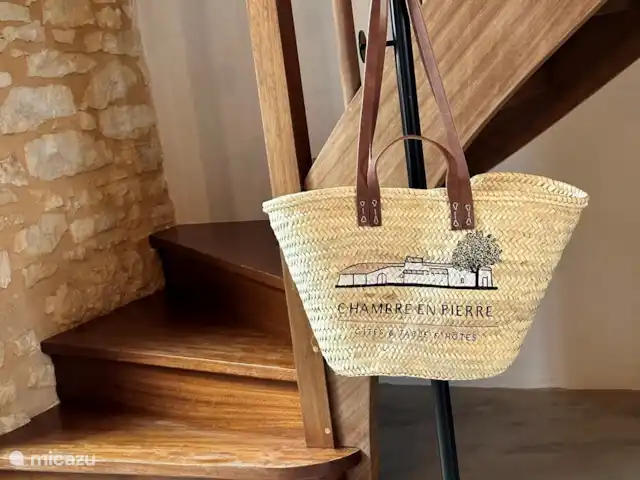 Chambre en pierre - gîte Villeréal | France, Lot-et-Garonne, Blanquefort-sur-Briolance - gîte / cottage Vous pourrez faire vos courses avec le sac du gîte.
Chambre en pierre
